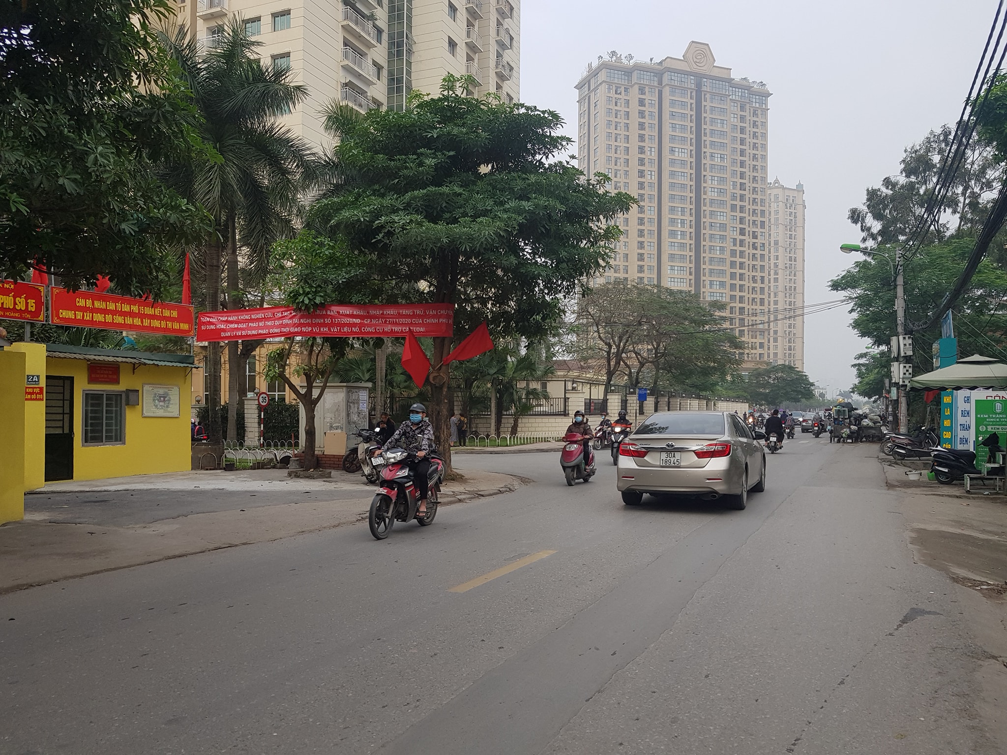 Mặt phố Nguyễn Hoàng Tôn 122 m2, MT 5.3m, sau nhà ngõ ô tô.